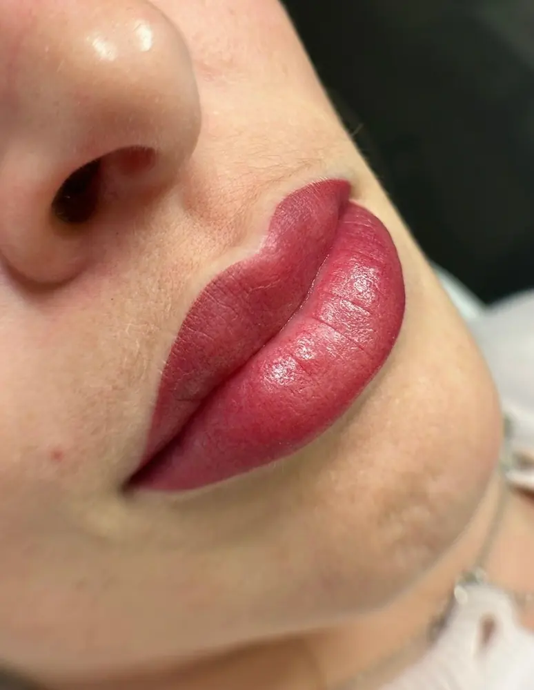 Trucco permanente labbra lip blush rosso ciliegia, primo piano