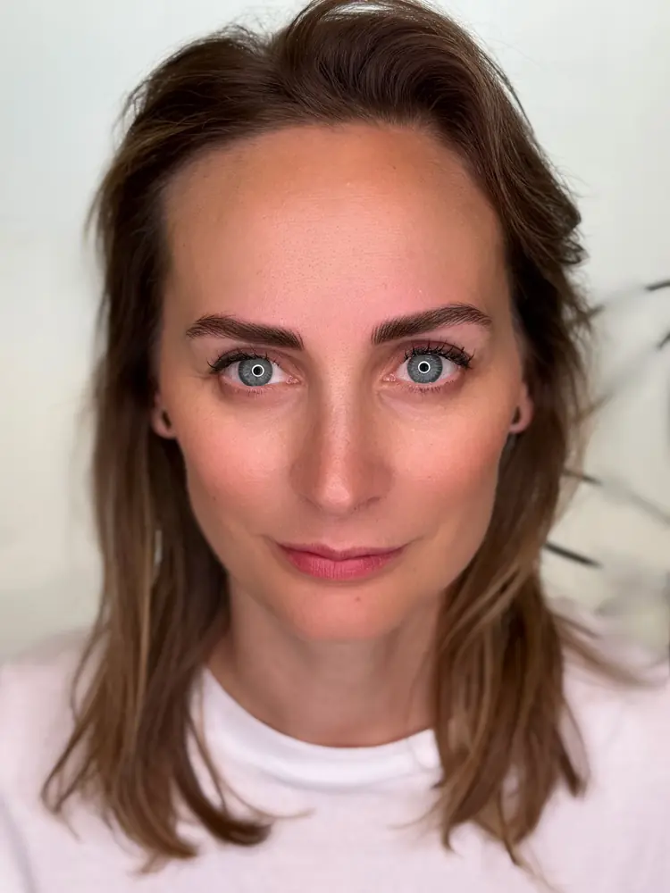 Sopracciglia pelo a pelo realizzate con il trucco permanente, primo piano