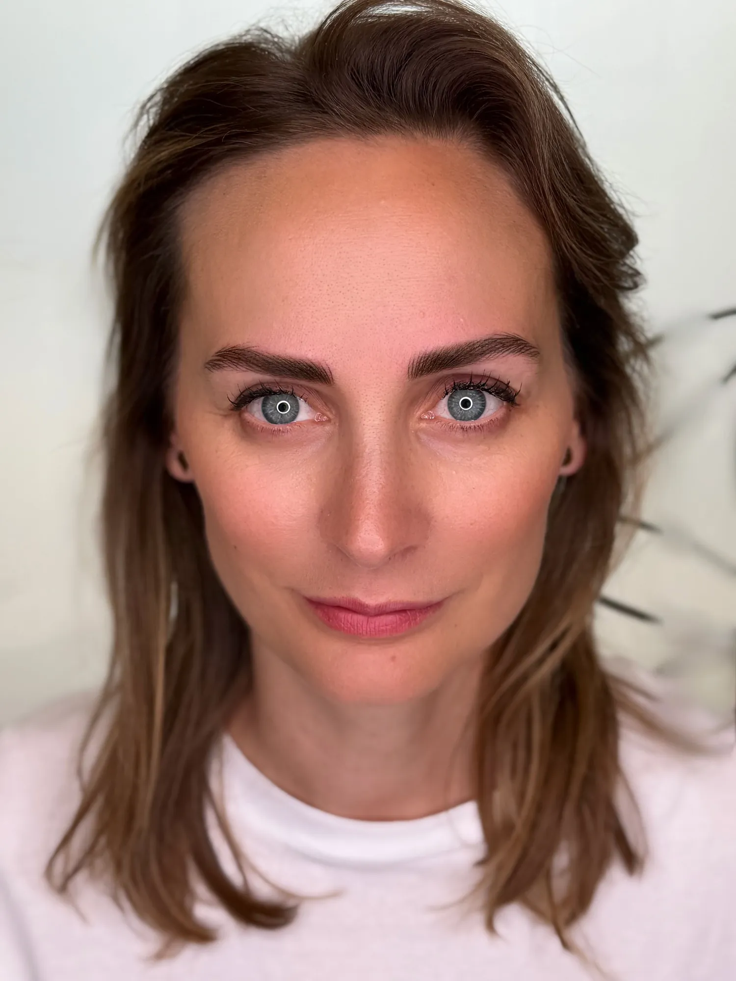 Trucco permanente sopracciglia effetto sfumato naturale su cliente con occhi azzurri