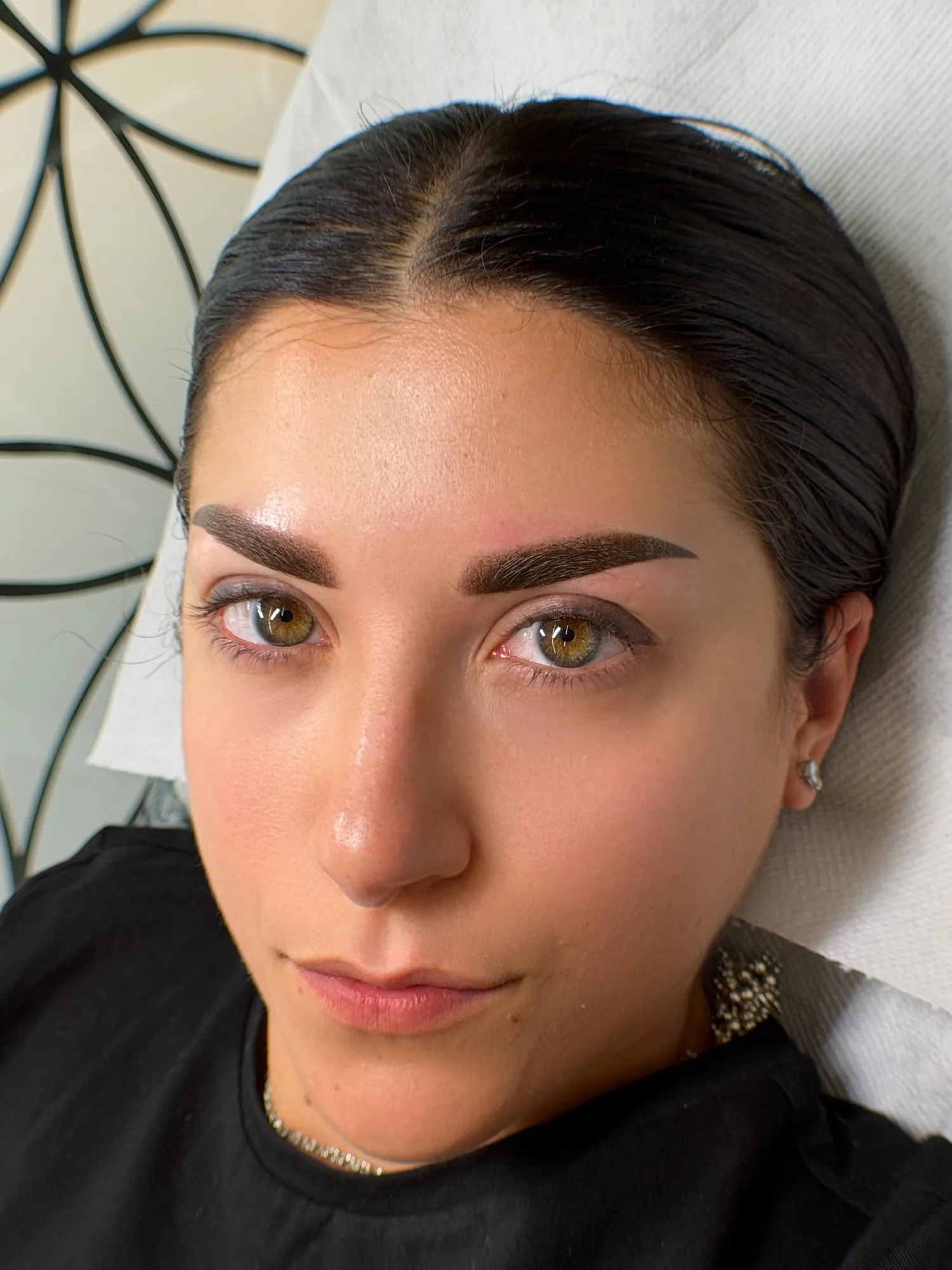 Trucco permanente sopracciglia effetto powder su cliente mora