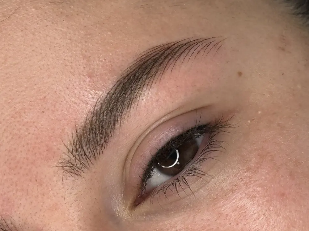 Sopracciglio con effetto pelo a pelo realizzato con dermopigmentazione, non con microblading